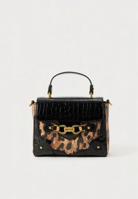 Borsa con stampa leopardata caratterizzata da patta nera in pelle goffrata effetto coccodrillo, dettagli in oro, manico superiore robusto e accenti neri a contrasto.