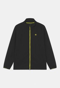 Czarna polarowa kurtka z wysokim kołnierzem, pełnym zamkiem z przodu, z jasnymi żółtymi akcentami oraz małym logo na lewej piersi.