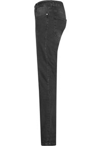 Mustad, slim-fit teksad, millel on sile tekstuur, viie taskuga disain ja kerge kulumine. Omab standardset vööd, millel on vööaugud.