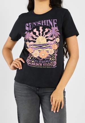 Kobieta nosząca czarną koszulkę z kolorowymi palmami, słońcem, kwiatami i tekstem "Sunshine California Golden State Always Surfing Enjoy Beach."