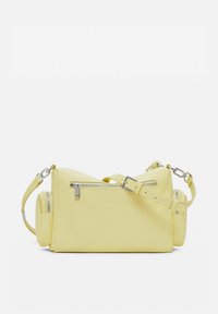 Żółta prostokątna torba na ramię z regulowanym paskiem, przednia kieszeń na zamek błyskawiczny oraz dwie małe boczne kieszonki na zamek błyskawiczny na jednolitym białym tle.