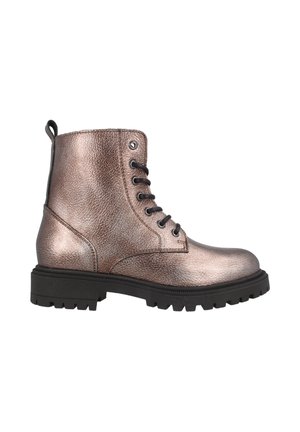 Botas de tobillo metálicas en bronce con un acabado texturizado, punta redonda, cordones negros y una suela de goma gruesa. Presenta una lengüeta en la parte trasera.