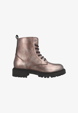 Botas de tobillo metálicas en bronce con un acabado texturizado, punta redonda, cordones negros y una suela de goma gruesa. Presenta una lengüeta en la parte trasera.