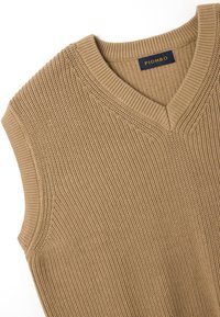 Maglione senza maniche color beige lavorato a maglia con scollatura a V, caratterizzato da un tessuto testurizzato e dettagli a coste lungo il collo e le aperture delle maniche.