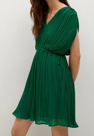 Grünes plissiertes Kleid mit V-Ausschnitt, kurzen Ärmeln und Kordelzug in der Taille. Leichter Stoff sorgt für eine fließende Silhouette.
