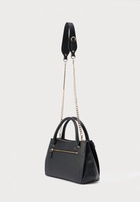 Borsa nera con superficie testurizzata, due manici, tracolla a catena staccabile e tasca frontale con zip. Rifinita con accessori dorati.