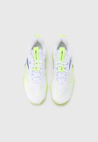 Λευκά αθλητικά παπούτσια με νεον πράσινες λεπτομέρειες, υφασμάτινο πλέγμα και επενδεδυμένο γιακά. Διαθέτουν επίπεδα κορδόνια και υφή στη σόλα με ελαφρύ σχεδιασμό.