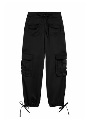 Schwarze Cargo-Hosen aus weichem Material, mit elastischem Bund, zwei Vordertaschen und zwei Seitentaschen mit Knopfklappen. Verstellbare Bündchen.