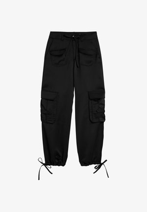 Pantaloni cargo neri realizzati in un tessuto morbido, con vita regolabile tramite cordoncino, due tasche frontali e due tasche laterali con pattina a bottone. Caviglie regolabili.