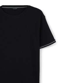 T-shirt di cotone nero con maniche corte, caratterizzato da un colletto tondo e cuciture a zigzag bianche sui bordi delle maniche. Design semplice, texture liscia.