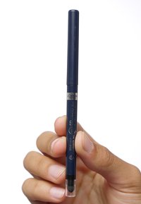 Ciemnoniebieski automatyczny ołówek do oczu z przezroczystą nakrętką i sekcją chwytową; zawiera informacje o marce i produkcie wydrukowane z boku.