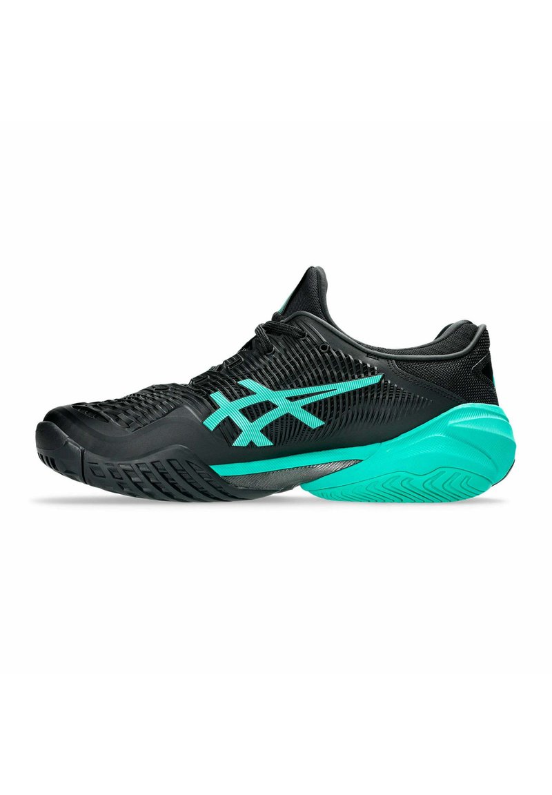 Chaussure de sport noire et turquoise avec semelle texturée, design à lacets et logo latéral à motifs sur fond blanc.