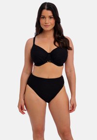 Černý dvoudílný bikini plavky s konstrukčně vyztuženým topem s kosticemi, řasenou texturou a vysokým pasem. Jednoduché kovové akcenty.