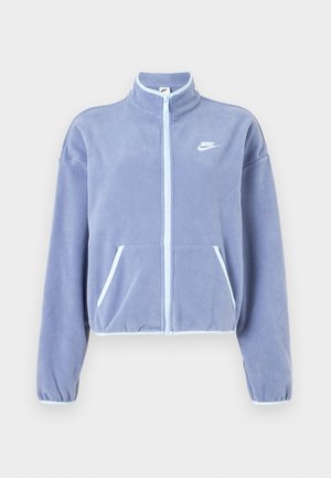 Giacca in fleece viola chiaro con colletto alto, zip frontale, due tasche e dettagli bianchi lungo la zip e l'orlo. Logo Nike sul petto.