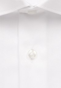 Witte dress shirt met een standaardkraag, textuurstof en een enkele ronde witte knop aan de voorkant.