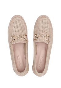 Beige perforované semišové mokasíny s akcentem zlatého řetízku přes přední část. Kulatá špička s měkkou vnitřní podšívkou.