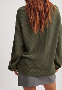 NA-KD Strickpullover - khaki