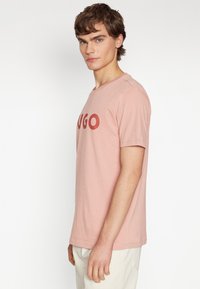 HUGO DULIVIO - Triko s potiskem - light/pastel red