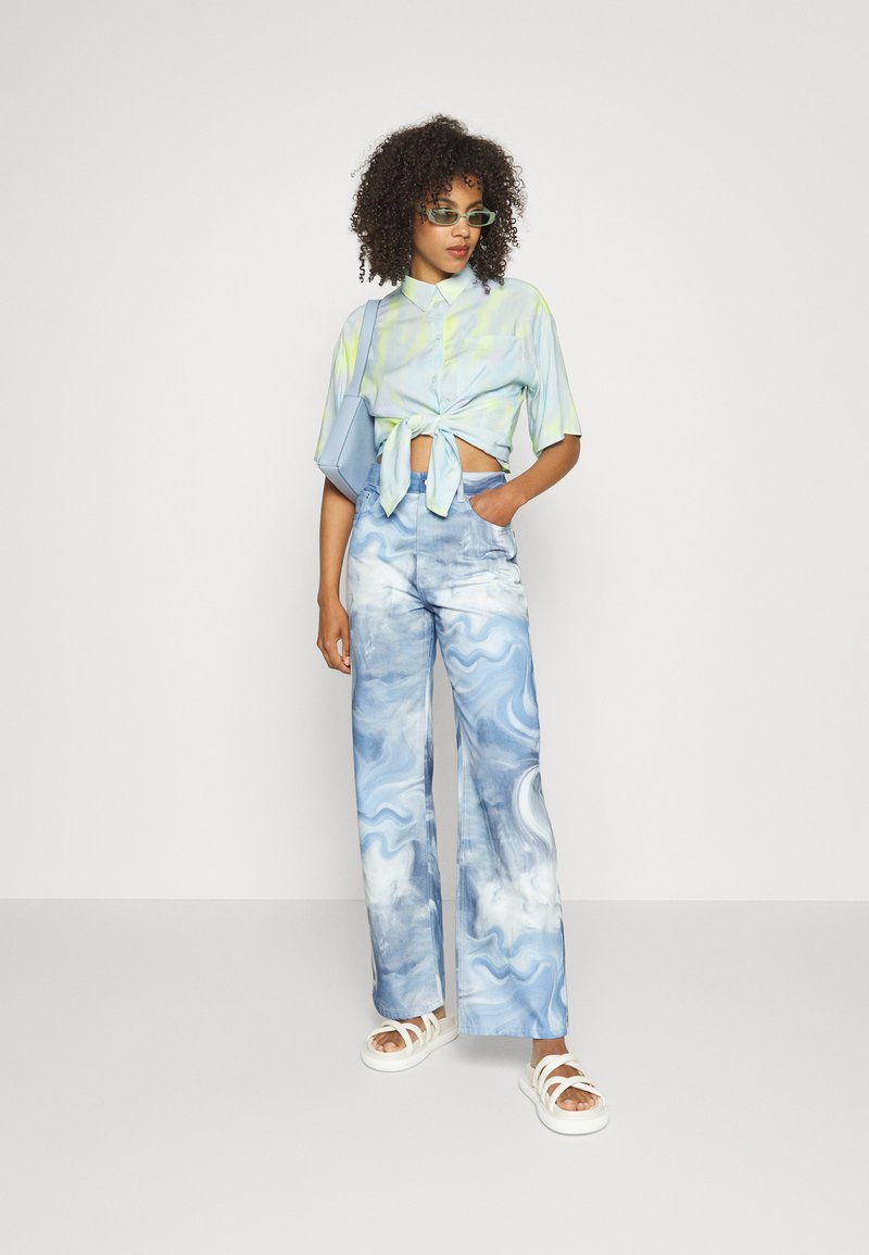 Damen Skinny | NA-KD SWIRL PATTERN Jeans Straight Leg blue/blau - VH29693 Damen Skinny | NA-KD SWIRL PATTERN Jeans Straight Leg blue/blau - VH29693