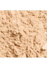 Luźny podkład w kolorze jasnego beżu, o drobnoziarnistej teksturze i matowym wykończeniu. Widoczna granularna konsystencja z delikatnymi cząstkami połysku.