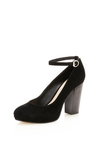 Escarpin noir en suede avec un bout arrondi et une sangle de cheville ajustable, doté d'un talon épais et d'une doublure intérieure lisse.