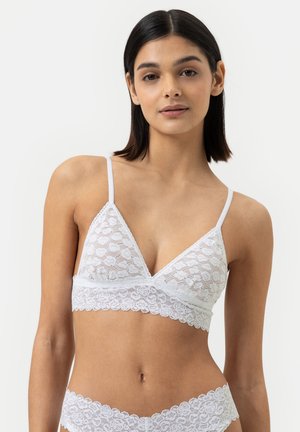 Weiße Spitzen-Bralette mit dreieckiger Form, verstellbaren Trägern, gewelltem Saum und weichem, strukturiertem Stoff mit Blumenmustern.