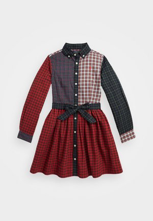 Robe boutonnée à manches longues avec motifs écossais mélangés en rouge, marine et blanc, équipée d'une ceinture à la taille et d'un col.