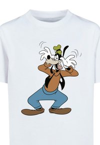 Camiseta blanca con un diseño de un personaje de perro de dibujos animados en ropa marrón y azul, gesticulando con manos y expresiones faciales exageradas.