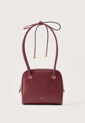 Sac à main en cuir bordeaux avec œillets dorés, bretelles à cordon réglables avec perles dorées et logo Furla sur le devant.