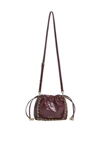 Borsa in ecopelle bordeaux con chiusura a coulisse, accentata da catena dorata e tracolla regolabile. Texture liscia con morbide pieghe.