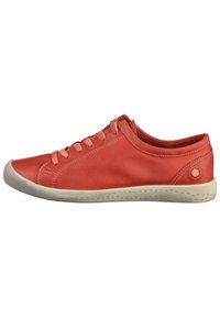 Rote Leder-Sneaker mit glatter Oberfläche, rundem Zeh, schnürbarem Vorderteil und kontrastierender weißer Gummisohle. Mit Logodetail an der Seite.
