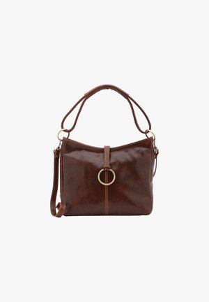 Braune Lederhandtasche mit schlankem Design, ausgestattet mit einem abgerundeten goldenen Akzent, einem langen Tragegurt und einer zentralen Nahtdetails. Glatte Textur.