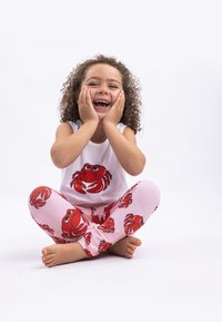 Kinder-Pyjama-Set mit einem weißen Tanktop, das ein rotes Krabbenmotiv zeigt, und einer rosa Leggings mit mehreren roten Krabbenprints.