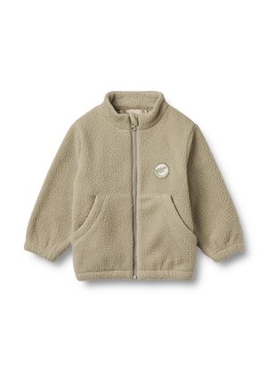 Fleecejacke in hellbeige mit hohem Kragen, Frontreißverschluss, zwei Seitentaschen und einem runden Patch-Detail auf der linken Brust.