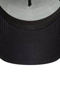 Sort baseball cap med en flad skygge og et struktureret stof. Indersiden har en lysere grå foring. Synlige syninger langs skyggen.