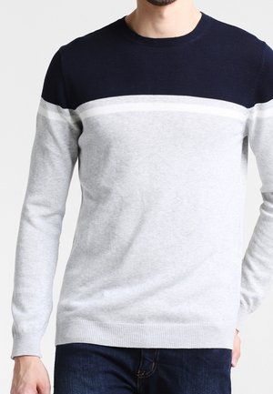 Grauer und navyblauer Rundhals-Pullover mit langen Ärmeln. Mit horizontalem weißen Streifen, gerippten Bündchen und Saum. Aus weichem Strickmaterial gefertigt.