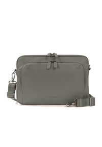 Borsa a tracolla in pelle grigia con due scomparti con zip, tracolla regolabile e accessori in metallo. Texture liscia e design minimalista.