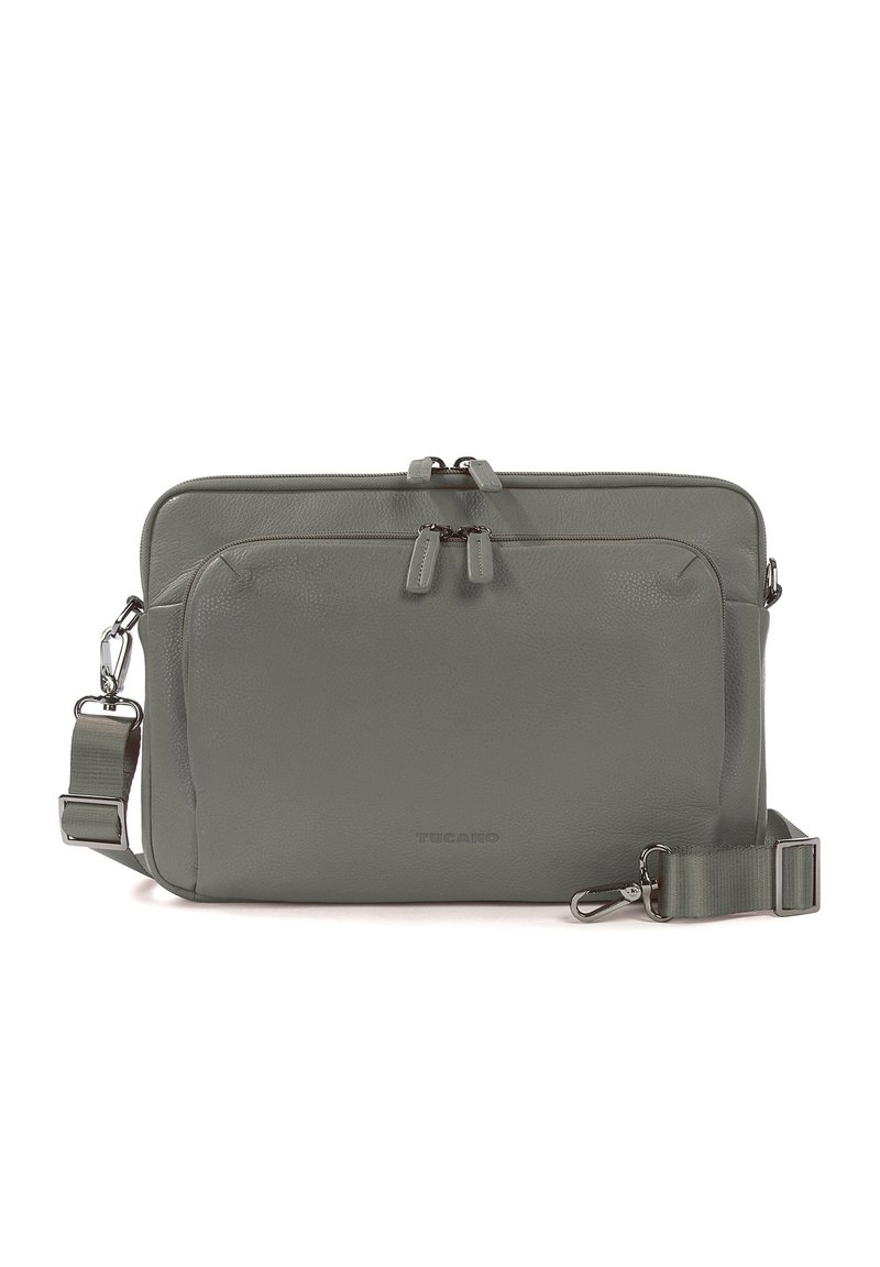 Borsa a tracolla in pelle grigia con due scomparti con zip, tracolla regolabile e accessori in metallo. Texture liscia e design minimalista.