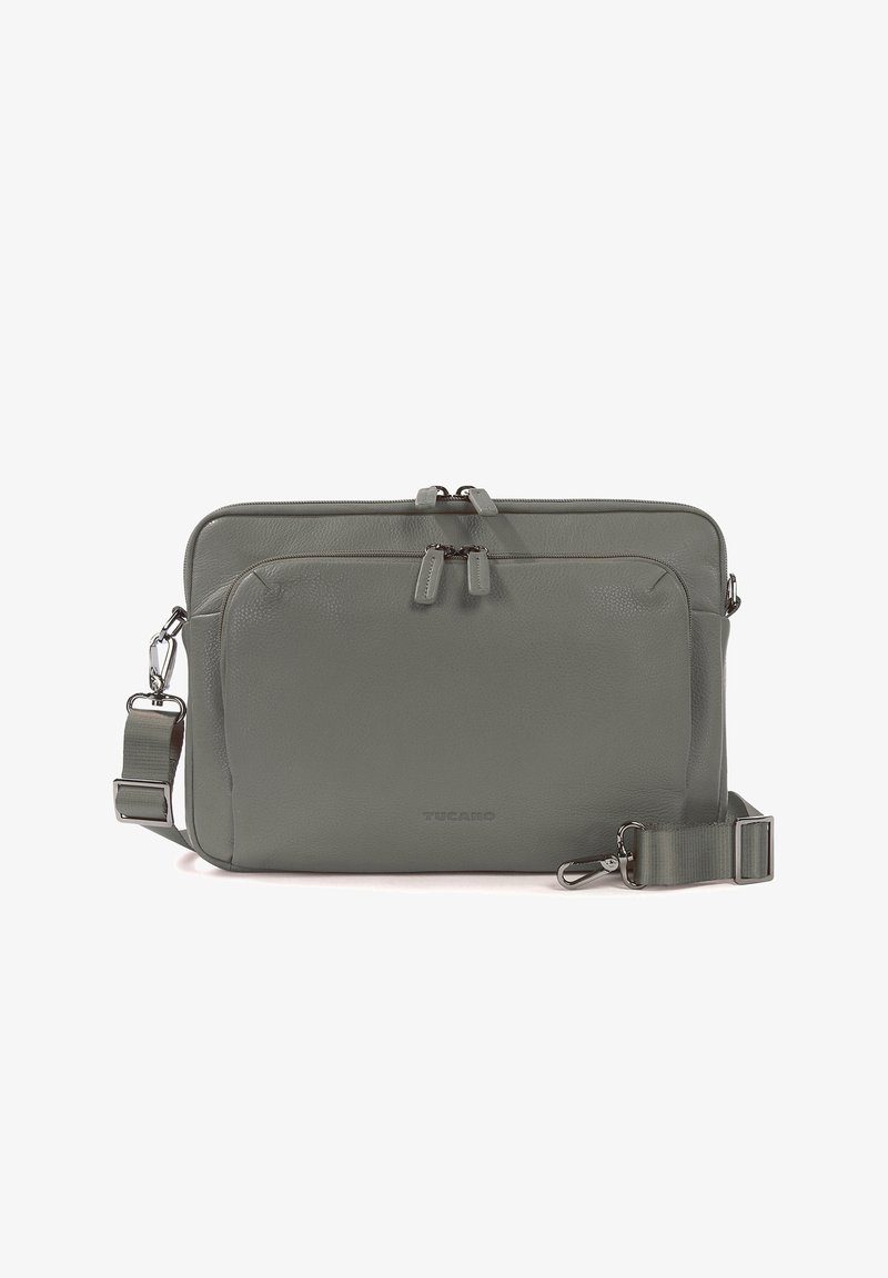 Borsa a tracolla in pelle grigia con due scomparti con zip, tracolla regolabile e accessori in metallo. Texture liscia e design minimalista.