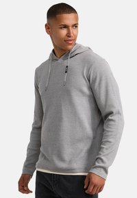 Grijze hoodie met een gestructureerd, ribbelontwerp. Voorzien van trekkoordjes en een klein merkembleem op de borst. Lange mouwen, ontspannen pasvorm.