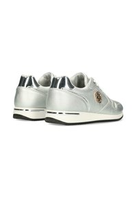 Silberne Sportschuhe mit strukturiertem Stoff, metallischen Akzenten und einer weißen Sohle. Verfügt über ein Logo an der Seite und eine glatte Fersenkappe.