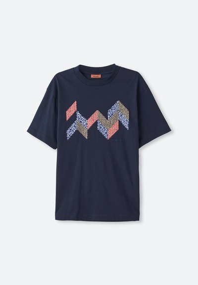 Tamsiai mėlynas medvilninis marškinėliai su geometriniu zigzagų raštu raudonais, beige, mėlynais ir baltais tonais. Trumpomis rankovėmis ir apvaliu kaklu.