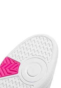 Vit sneakersula med en rosa accent. Har ett strukturerat mönster på sulan, cirkulär detalj i mitten och sicksackmönster för bättre grepp.