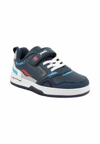 Sneakers blu navy con una cinghia in velcro, lacci bianchi e dettagli testurizzati. Presentano grafiche colorate e una suola bianca con battistrada nera.