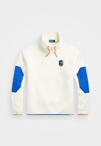 Vit fleece-pullover med hög hals, orange dragskor, blå armbågsfläckar och en liten flerfärgad sköldlogotyp på bröstet.