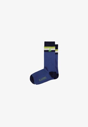 Par de calcetines azules hasta la mitad de la espinilla con dedos y puños negros, rayas blancas y verdes cerca de la parte superior, un logo de calavera verde y el texto "SCALPERS" en la suela.