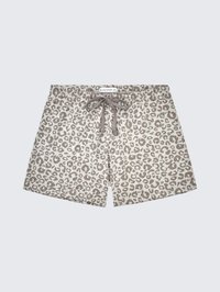 Beige und braune Leopardenmuster-Shorts mit elastischem Bund und gebundenem Kordelzug vorne, flach auf einem hellen Hintergrund ausgelegt.