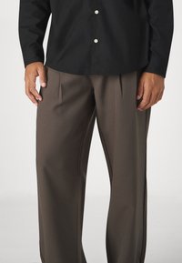 Jack & Jones JPSTBILL JJDAYTONA WIDE - Stoffhose - pavement