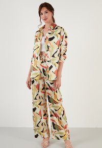 LELA LOOSE FIT - Trousers - yellow