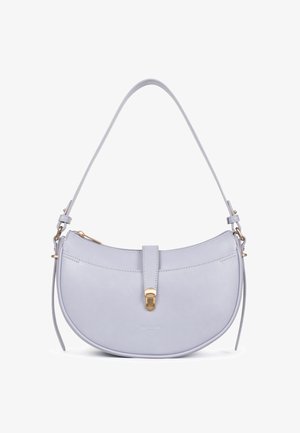 Sac à épaule en cuir gris clair avec une forme arrondie, quincaillerie dorée et un détail de boucle à l'avant. Dispose d'une poche zippée sur un côté.